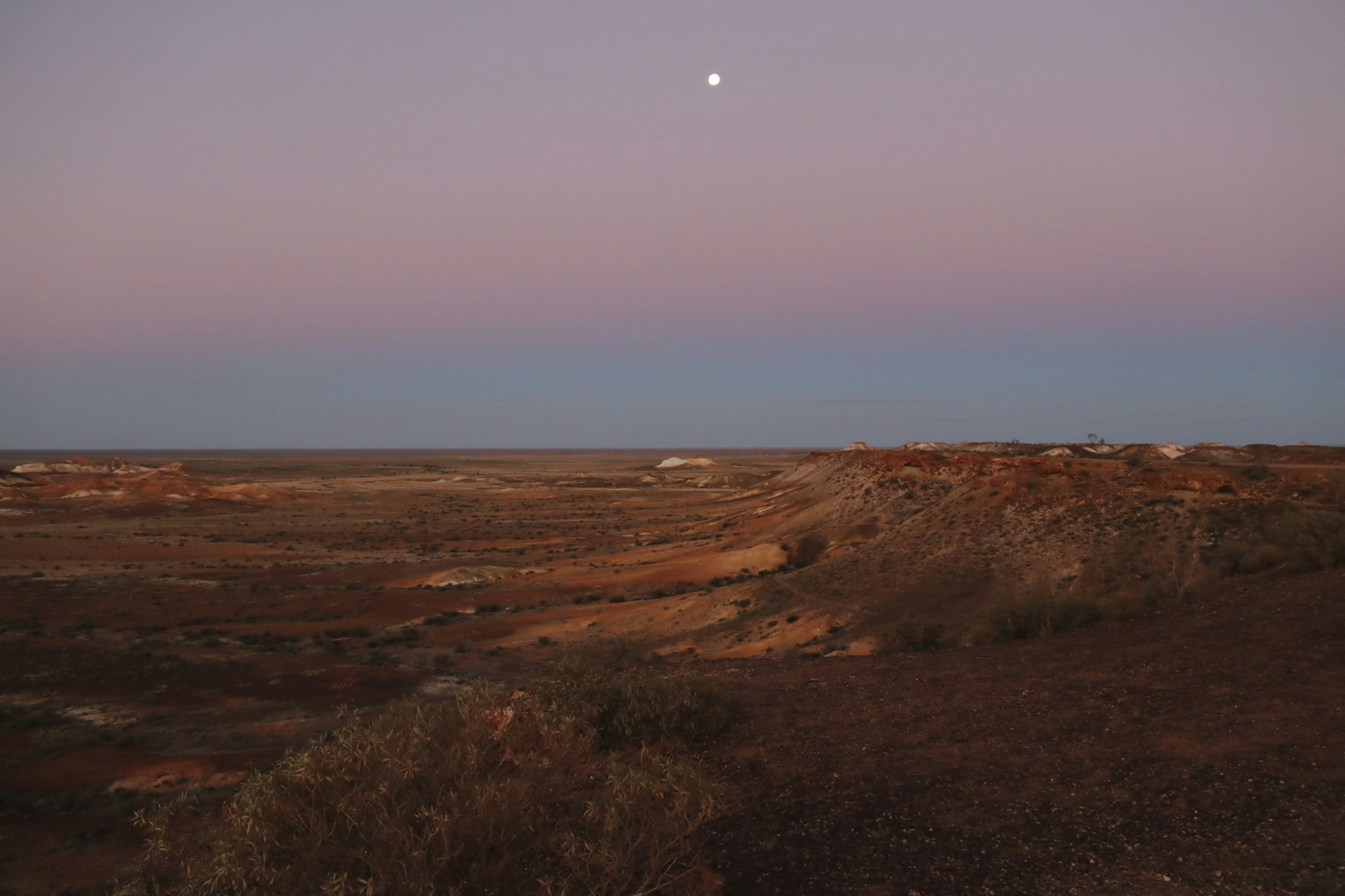 La lune se couche sur un paysage désertique photo Photo Stuart Hwy