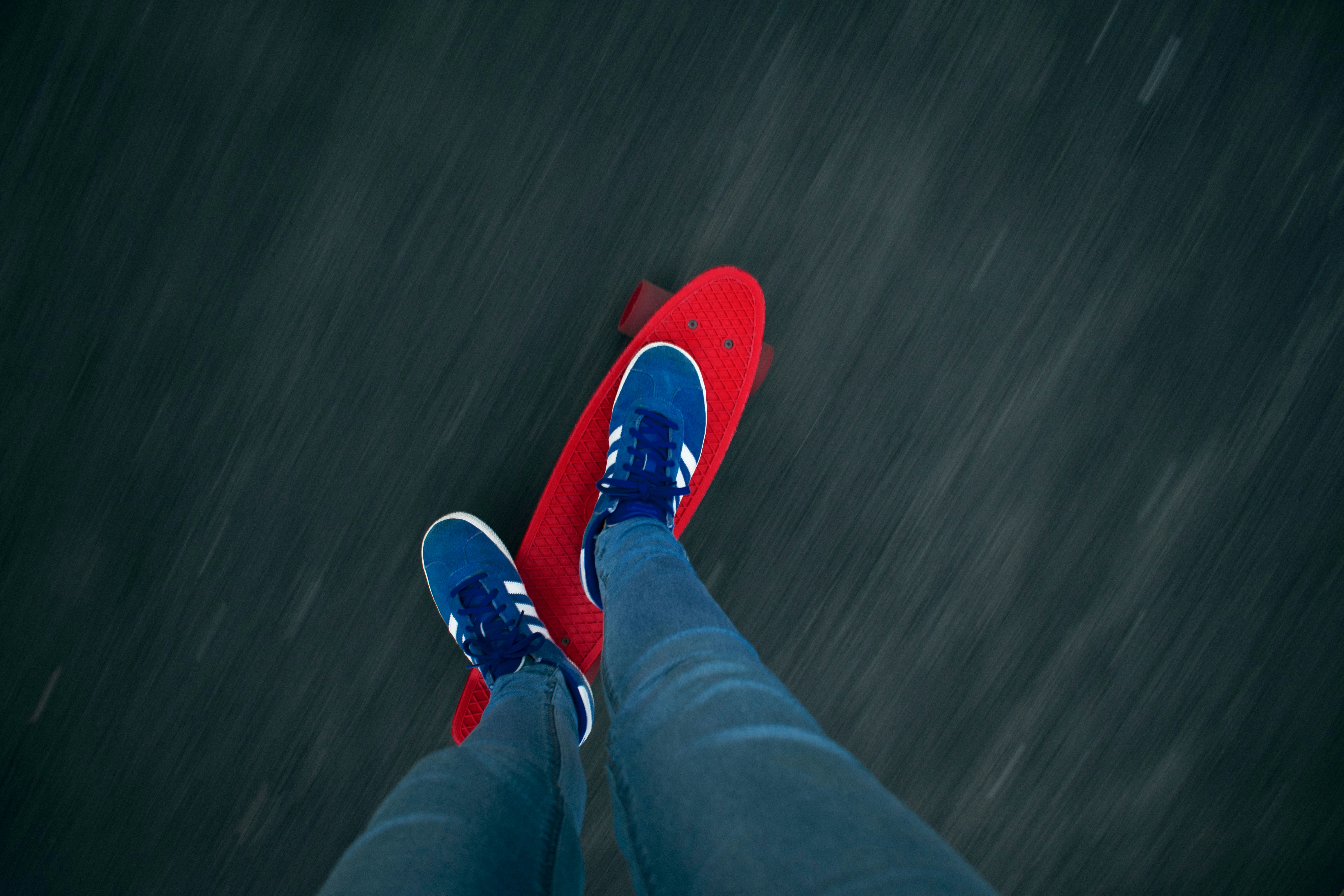Eine Person, die im Regen auf einem Skateboard steht