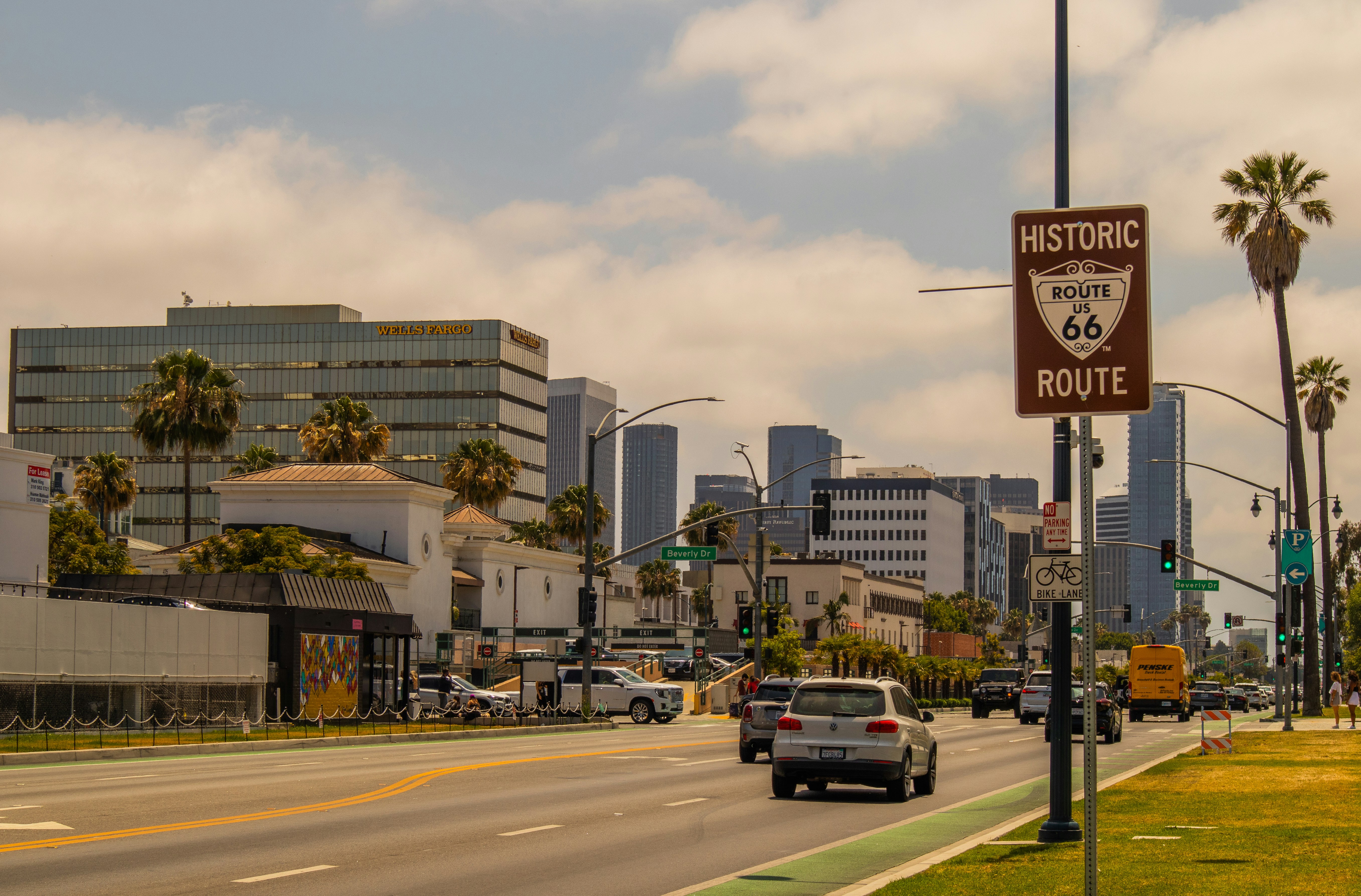 Una calle de la ciudad con un letrero que dice Ruta Histórica 53