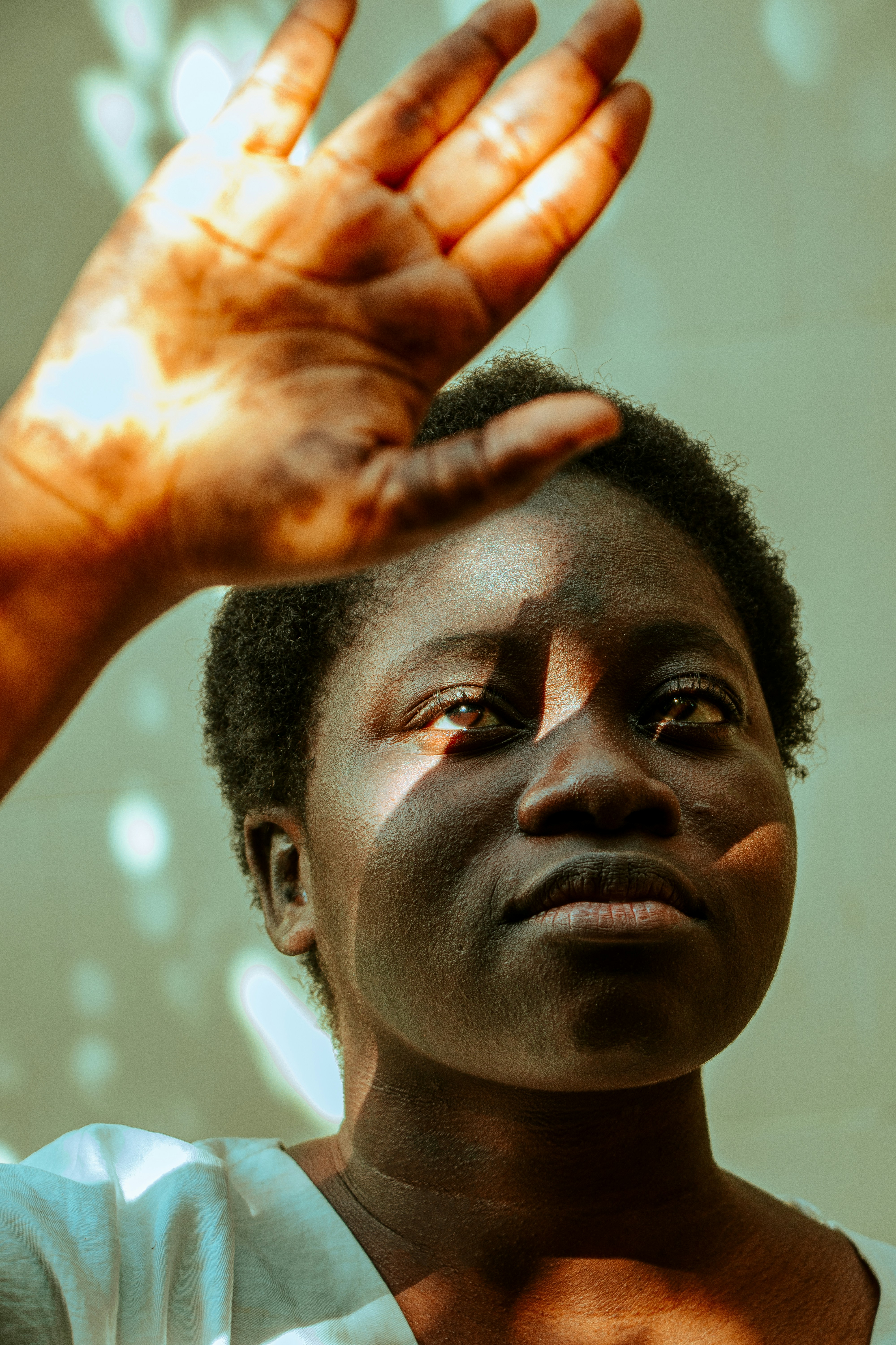 Una mujer llevándose la mano a la cara