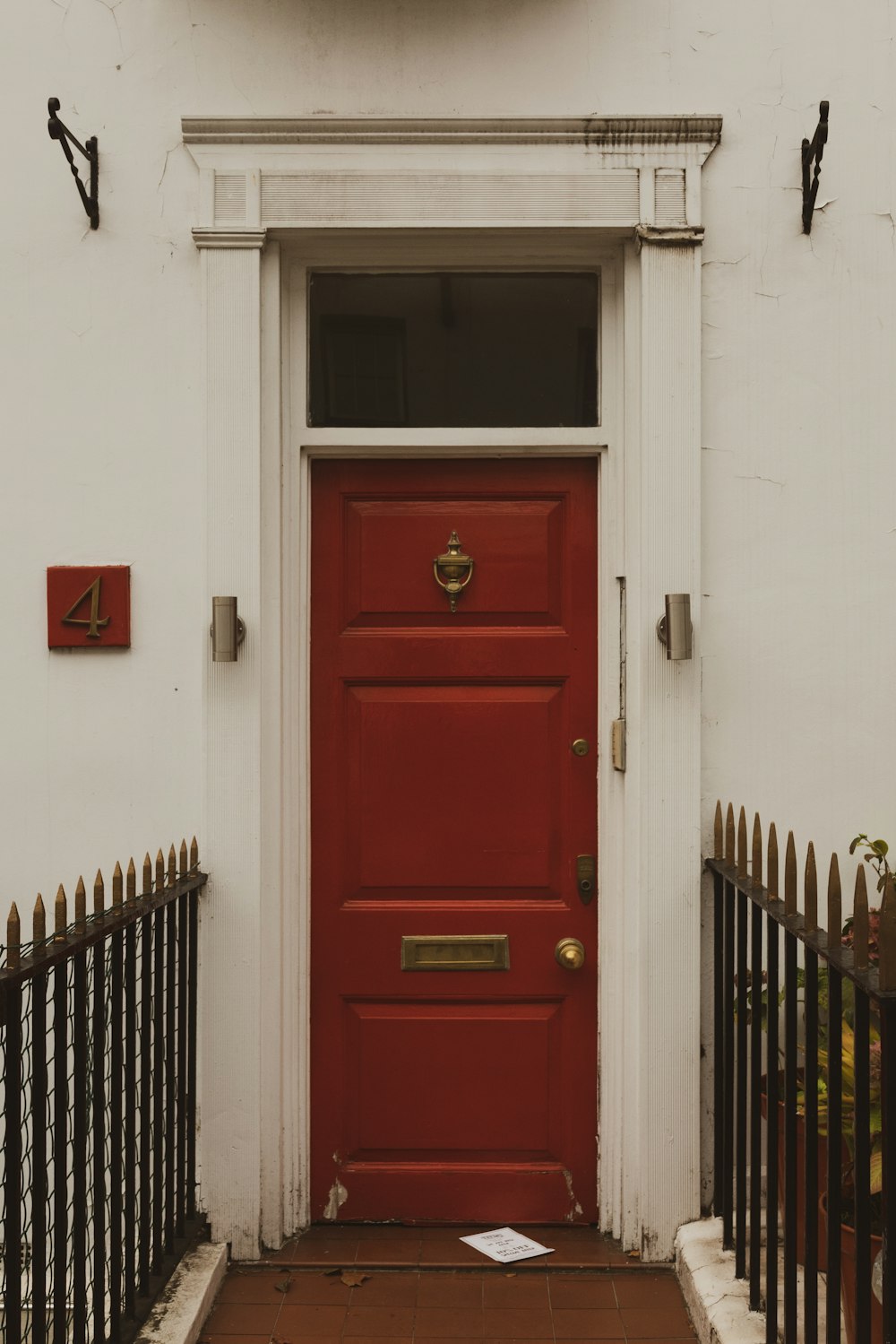 uma porta vermelha com um relógio acima dela