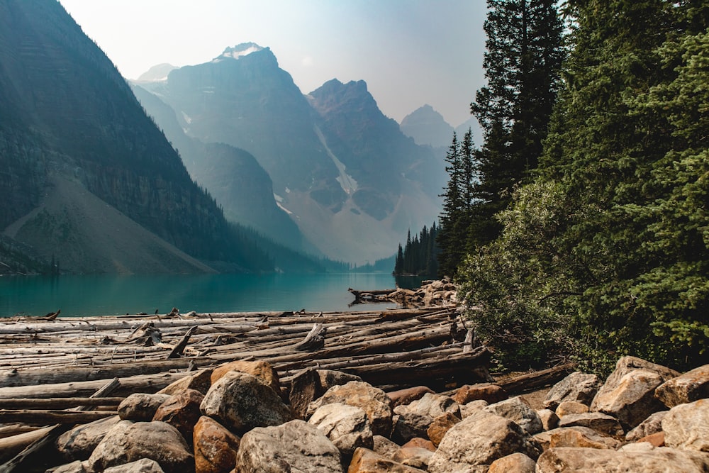 un lac de montagne entouré de rochers et d’arbres