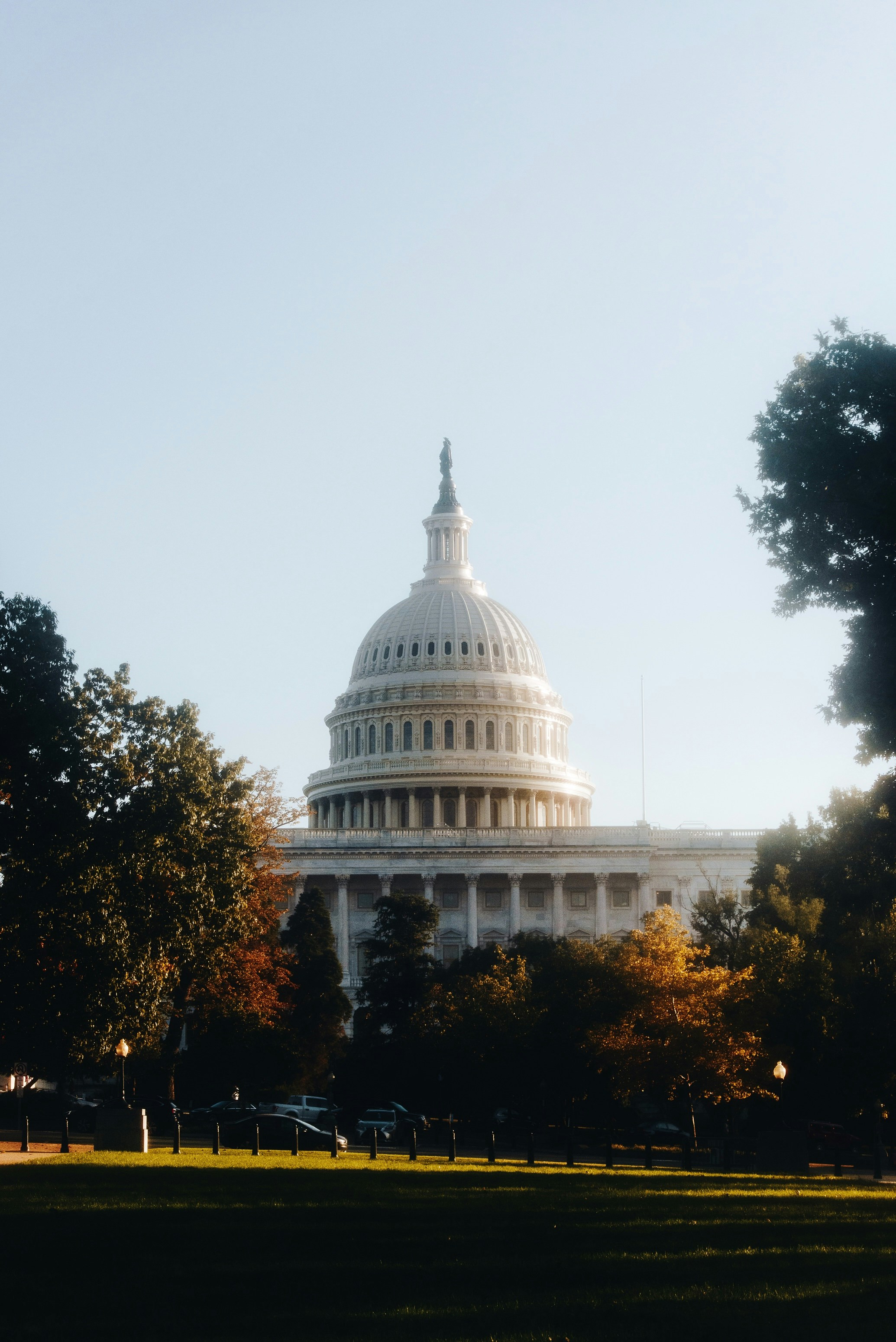 Ein Blick auf das Capitol-Gebäude von der anderen Seite des Parks