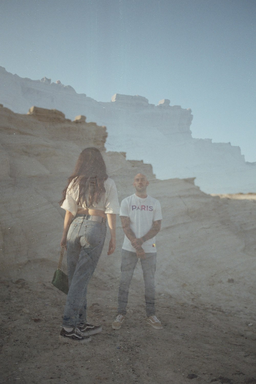 um homem e uma mulher de pé no deserto