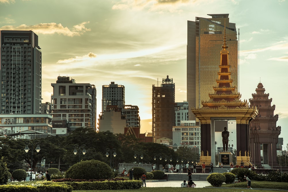 uma cidade com edifícios altos e uma torre do relógio