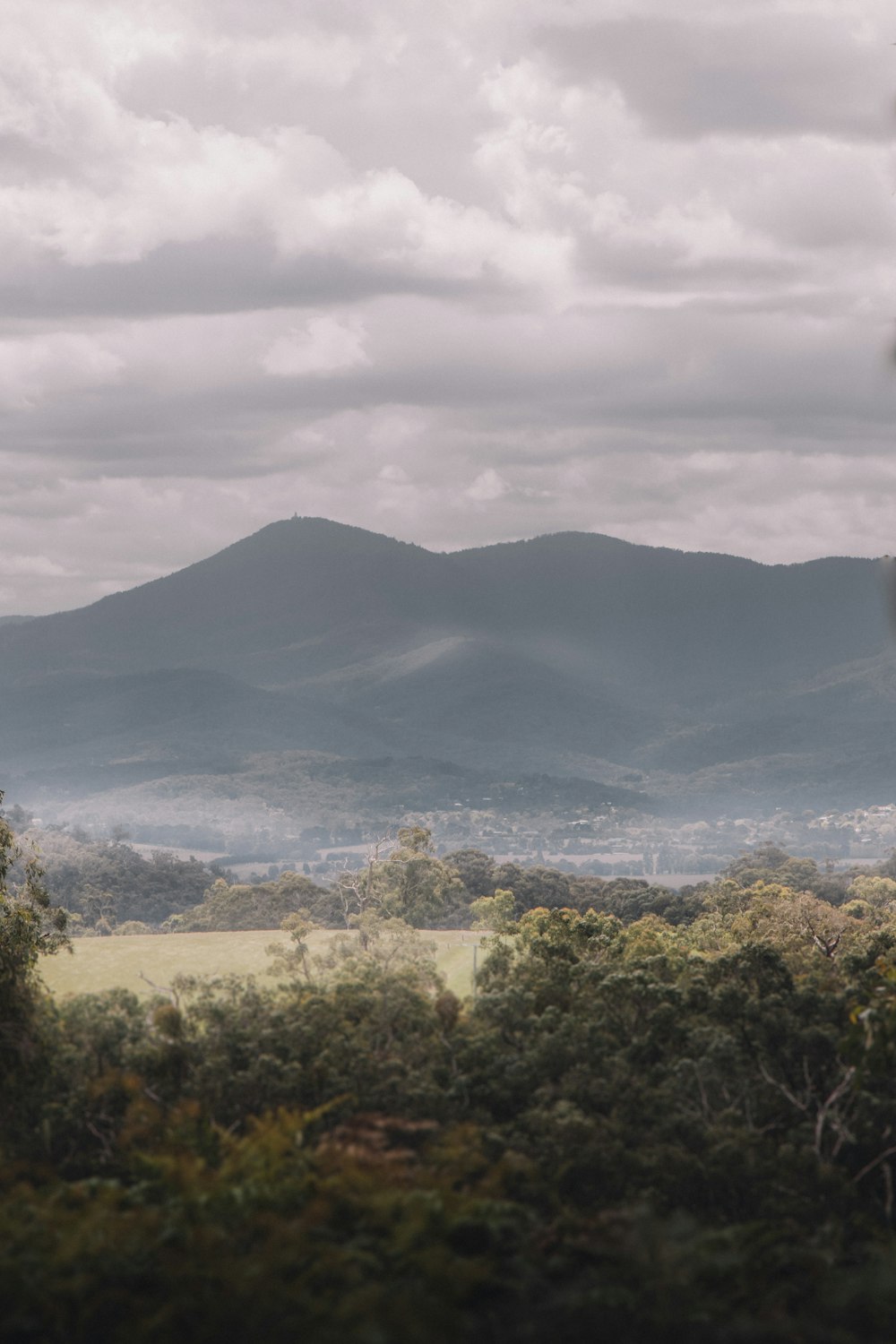 une vue d’une chaîne de montagnes de loin