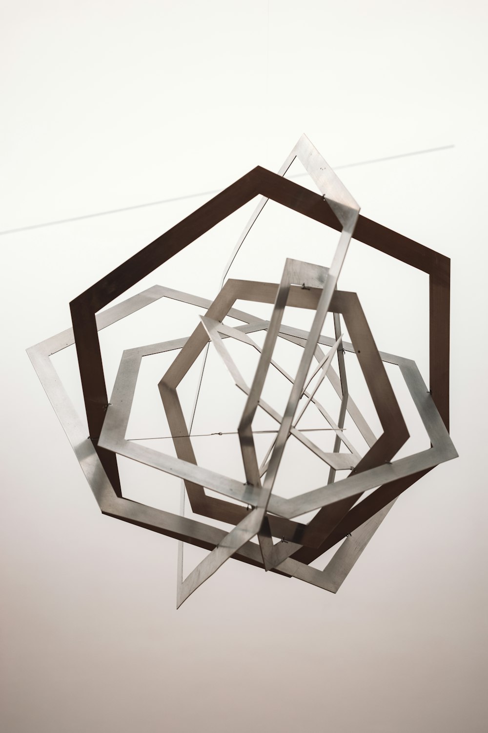 une sculpture en verre suspendue au plafond d’une pièce