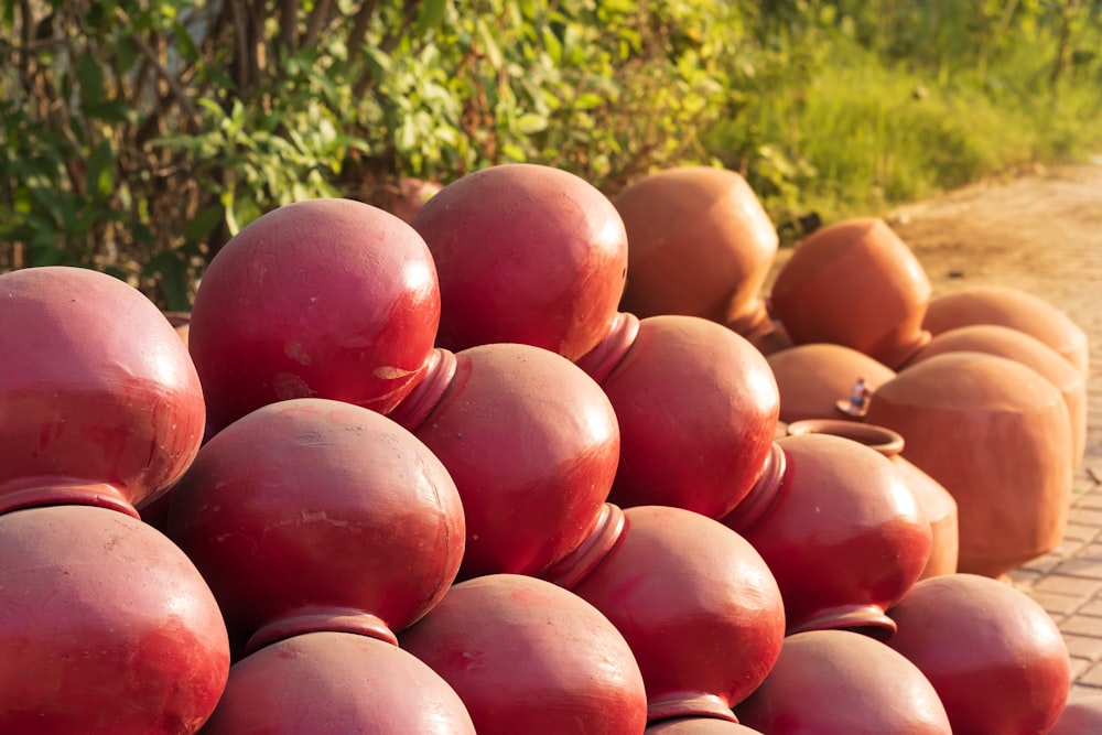 a pile of red apples sitting on top of each other