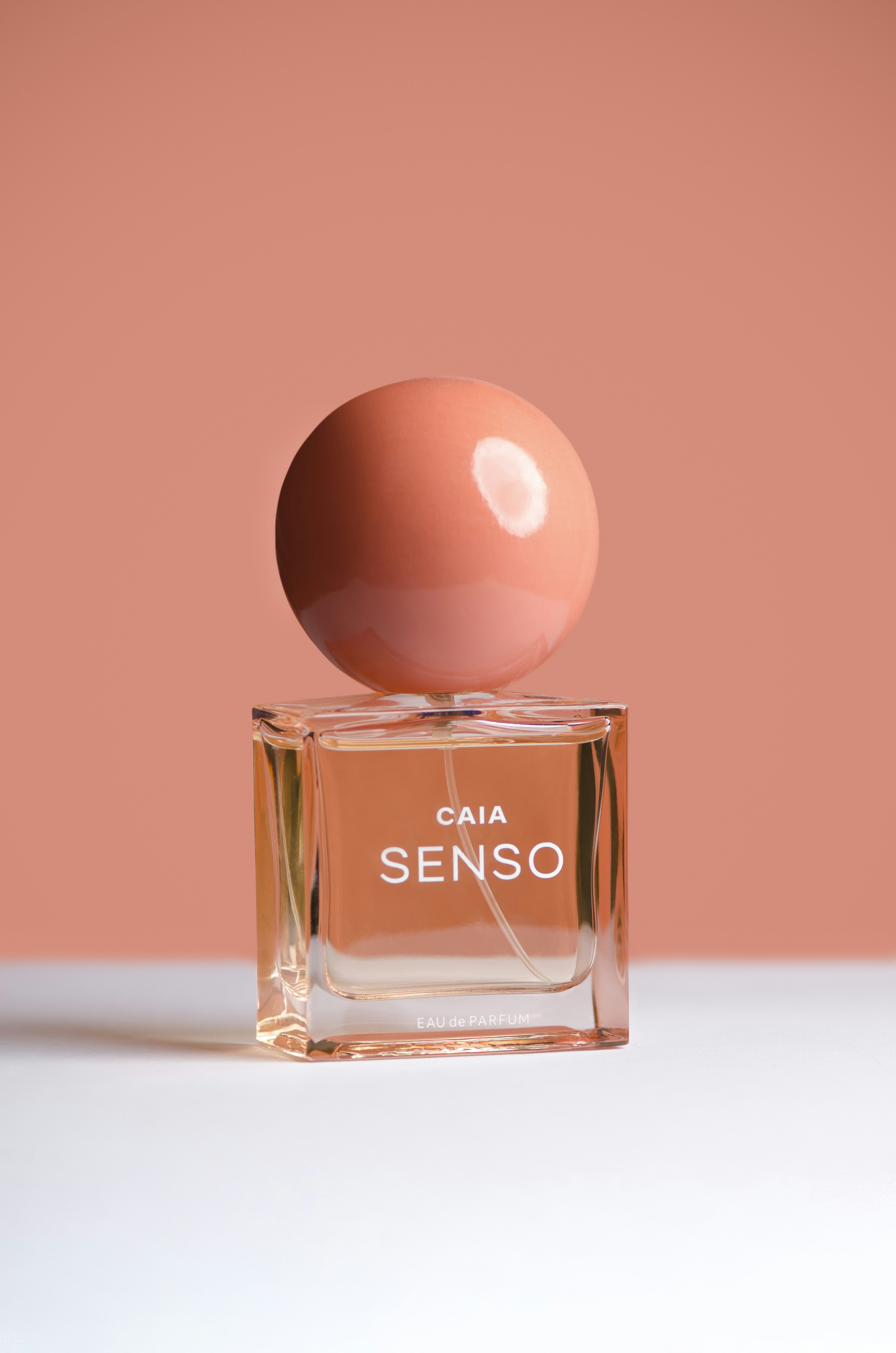 telur yang duduk di atas sebotol parfum