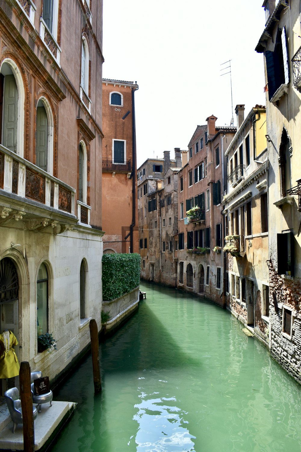 Un fiume stretto in una città