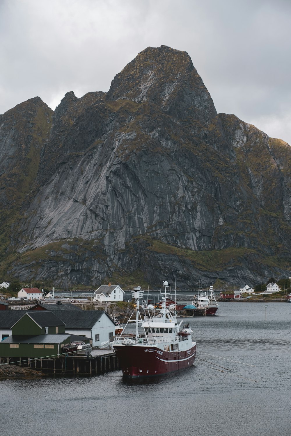 Ein Boot, das in einem Hafen mit einem Berg im Hintergrund angedockt ist