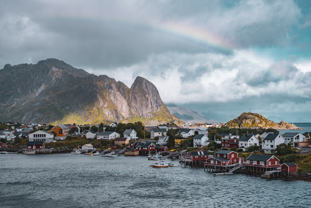 Un arco iris en el cielo sobre un pequeño pueblo