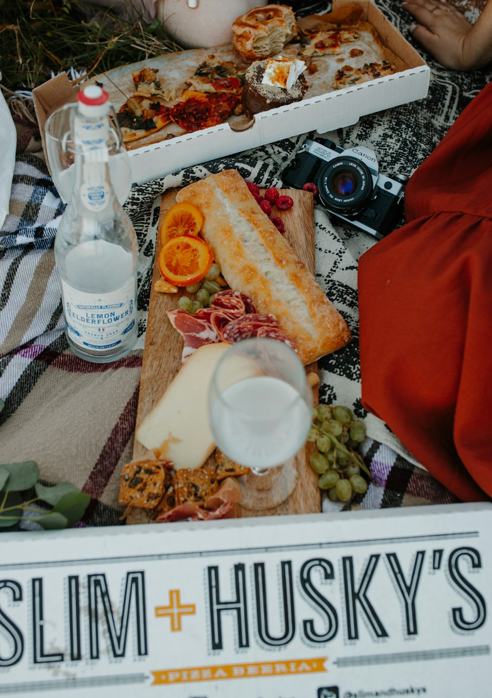 uma mesa coberta com muita comida e bebida