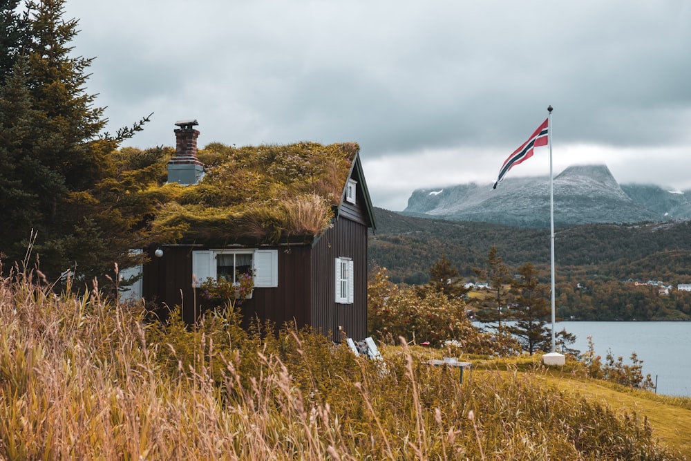 uma pequena casa com uma bandeira em cima dela