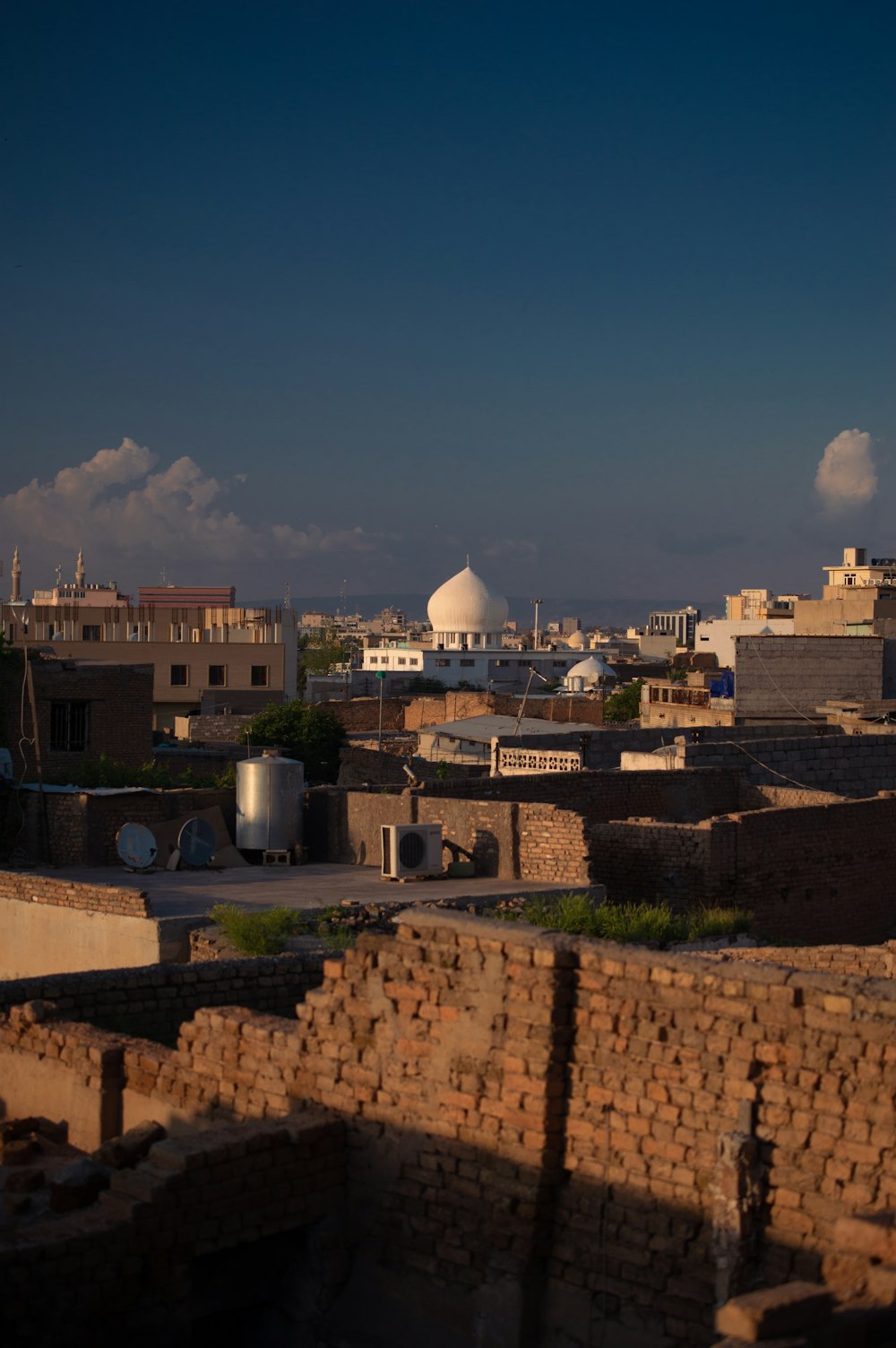 Una vista di una città da un tetto