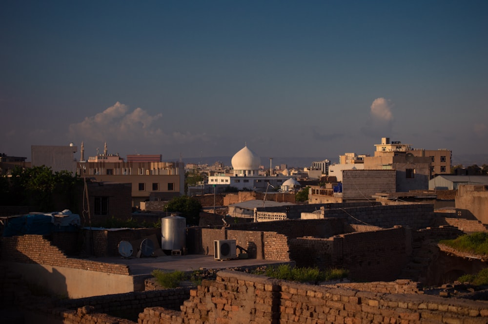 Una vista di una città da un tetto