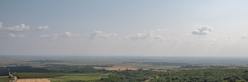 Una vista del campo desde la cima de una colina