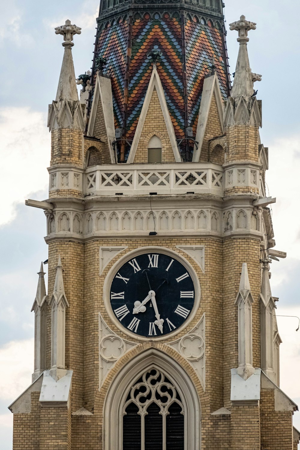 una grande torre dell'orologio con un orologio su ciascuno dei suoi lati