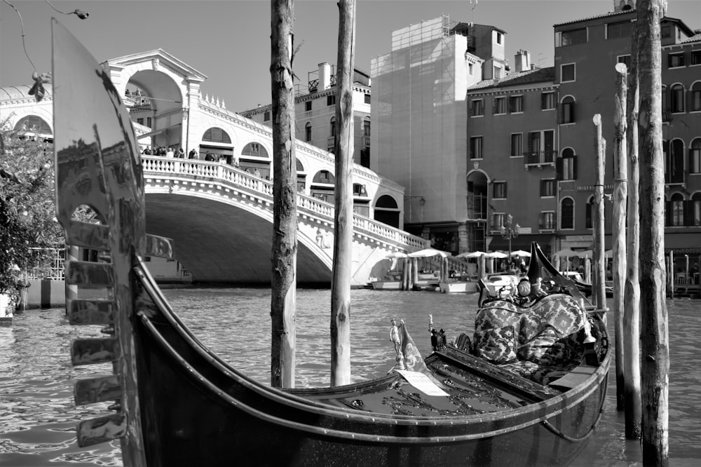 Una foto in bianco e nero di una gondola a Venezia