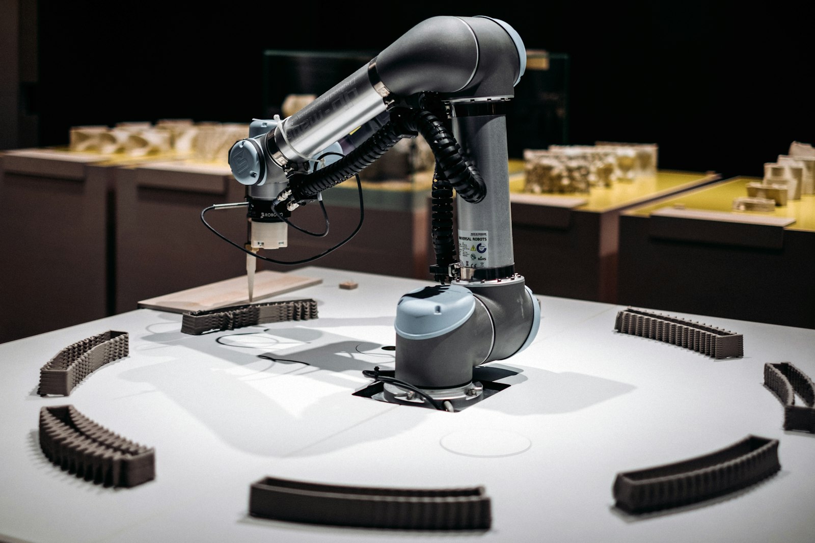 Cobot industrial em ambiente showroom