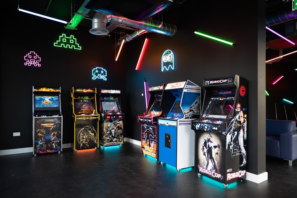 uma sala cheia de máquinas de arcade e luzes de néon
