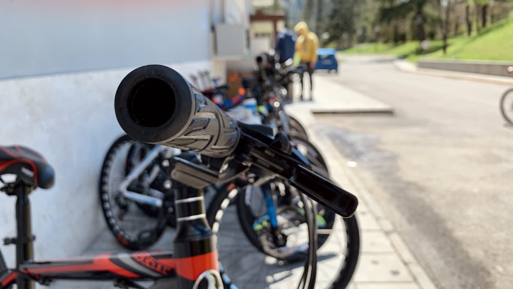 una bicicleta estacionada junto a una pared con una cámara conectada a ella