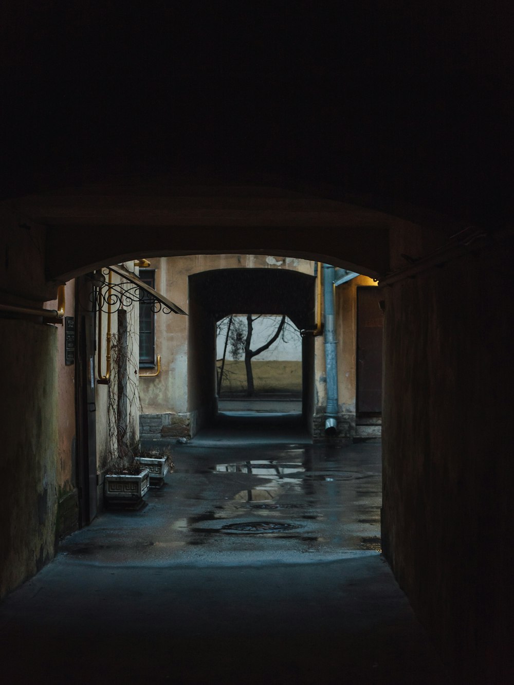 Un tunnel buio con un orologio sul muro