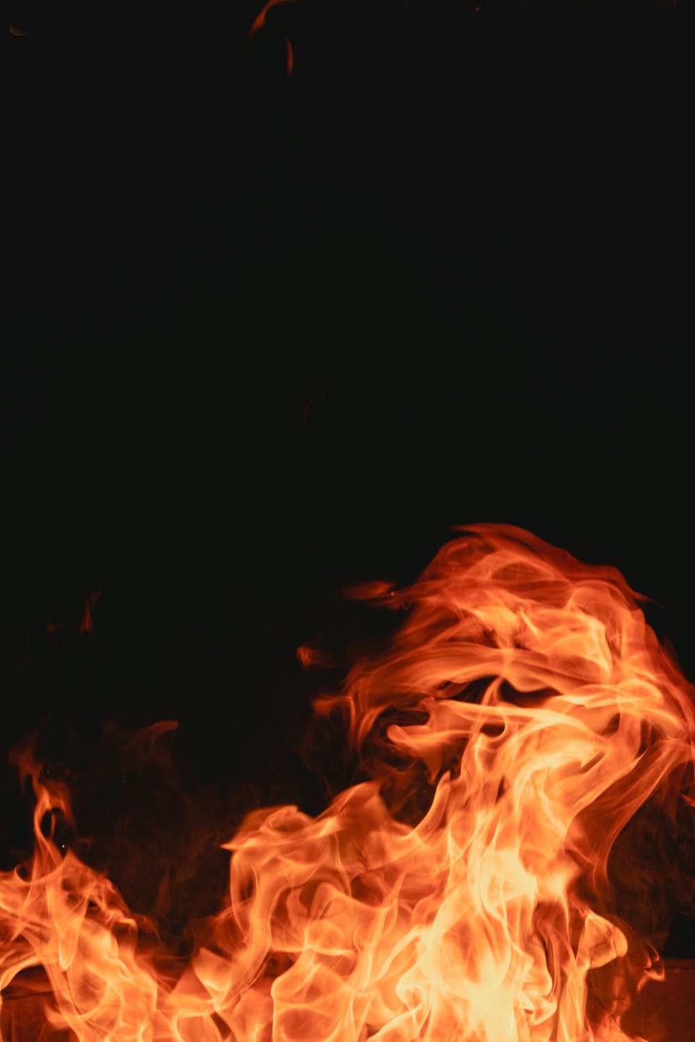 Ein Feuer brennt im Dunkeln mit schwarzem Hintergrund