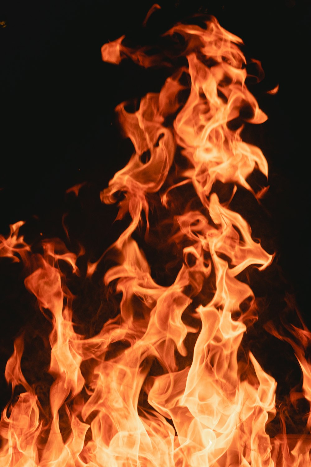 um close up de um incêndio em um fundo preto