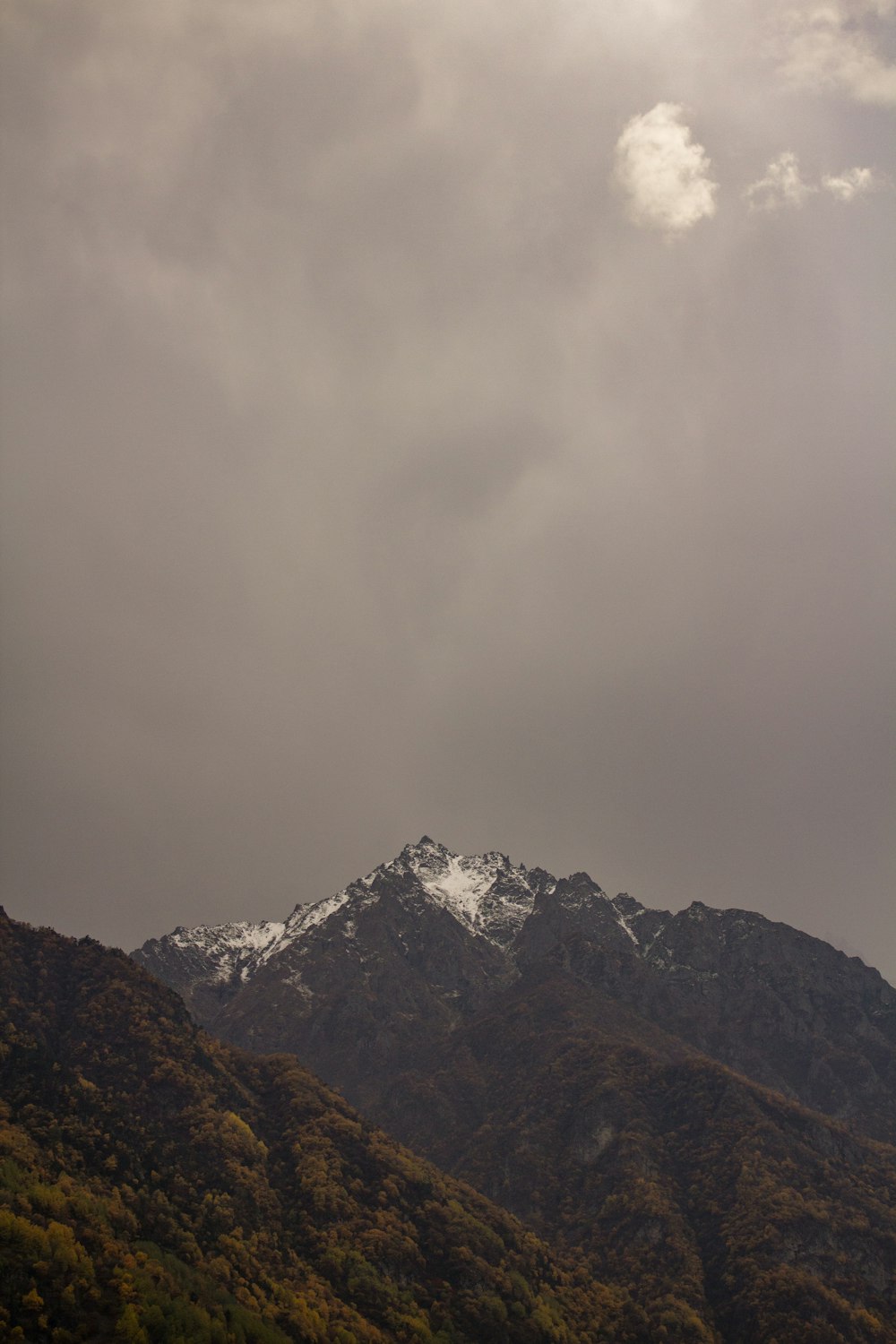 Una vista de una cadena montañosa con nieve en la cima