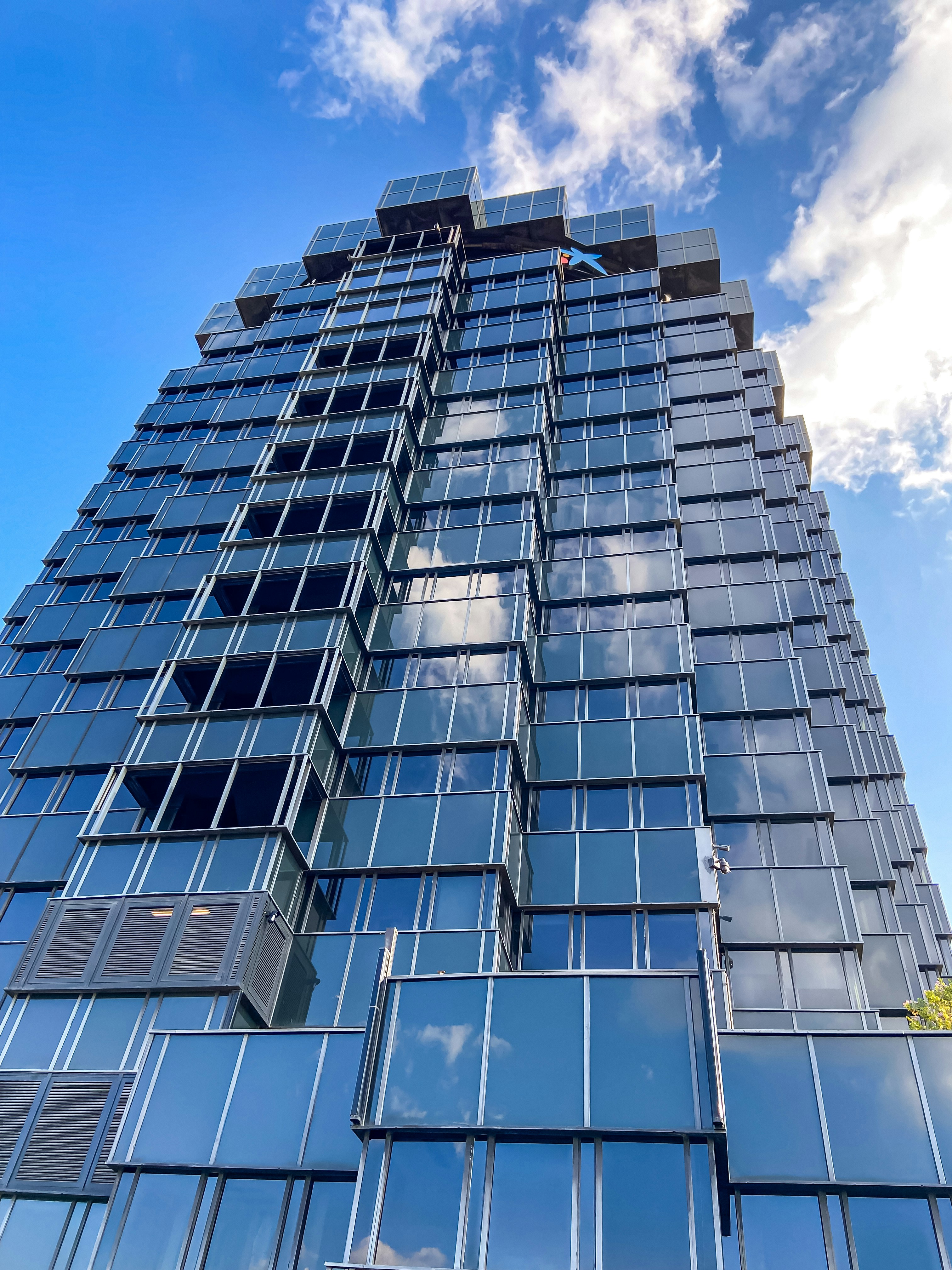 ein sehr hohes Gebäude mit vielen Fenstern