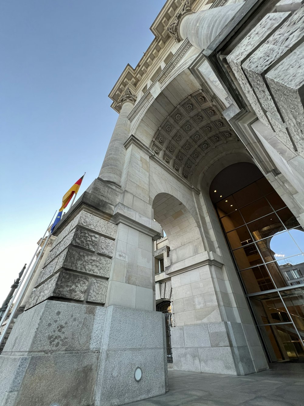 un grand bâtiment surmonté d’un drapeau