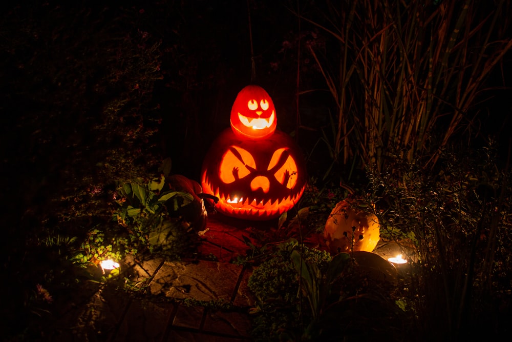 uma abóbora esculpida com um jack o lanterna sobre ele