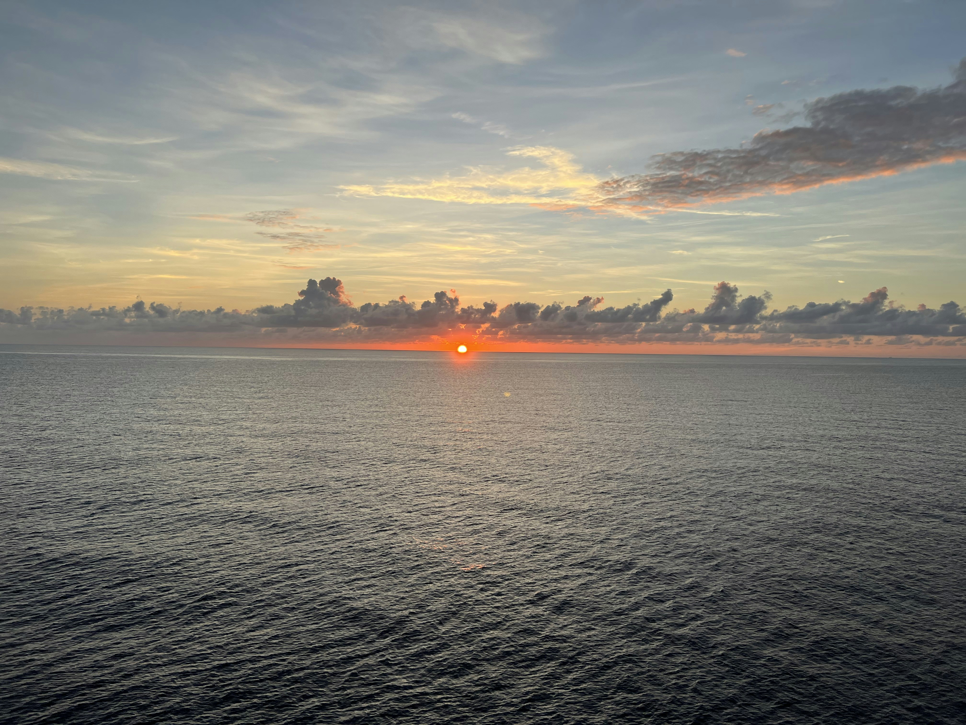 平靜的海洋上美麗的日出，代表著希望和新的開始。