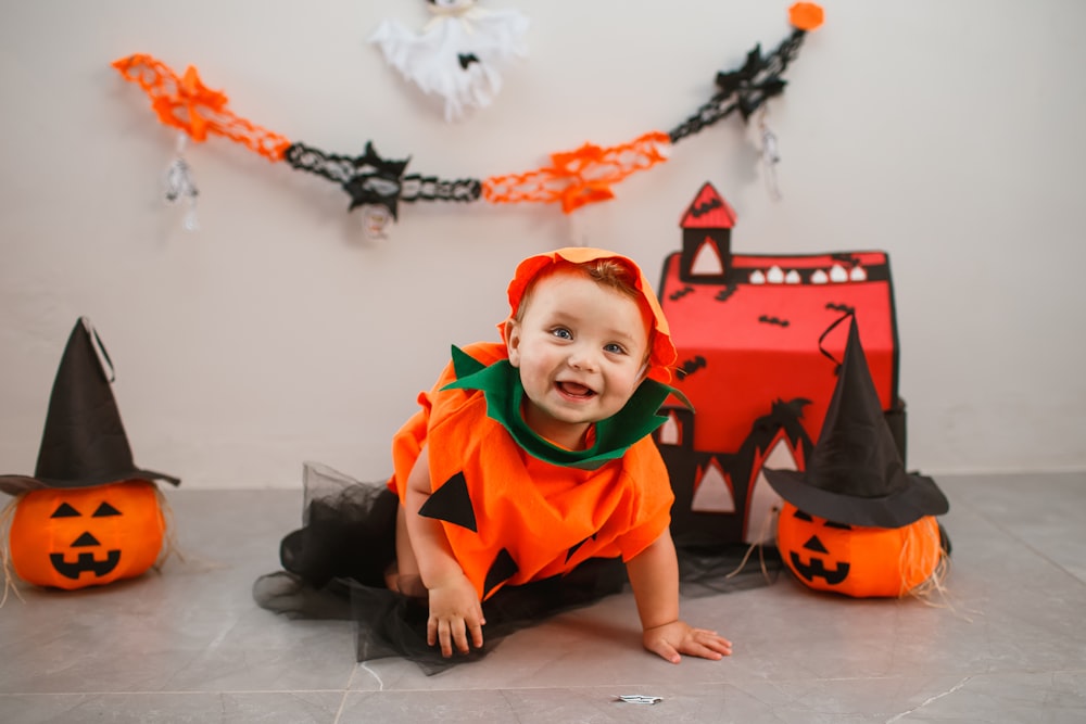 Ein Baby in einem Halloween-Kostüm