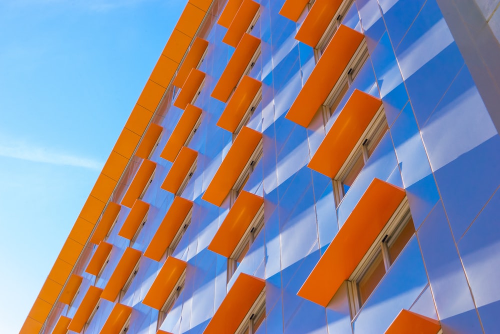 un gros plan d’un bâtiment avec des carrés orange dessus