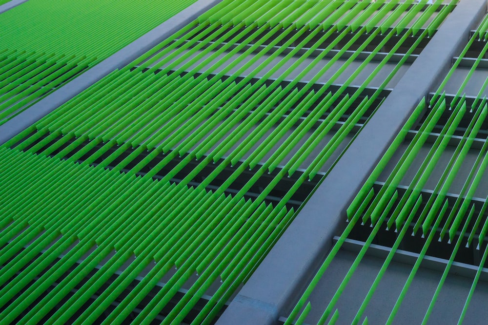 um close up de um edifício com linhas verdes sobre ele