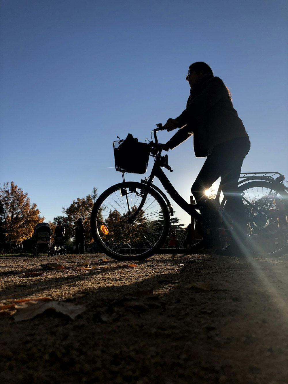 una persona che va in bicicletta su una strada sterrata