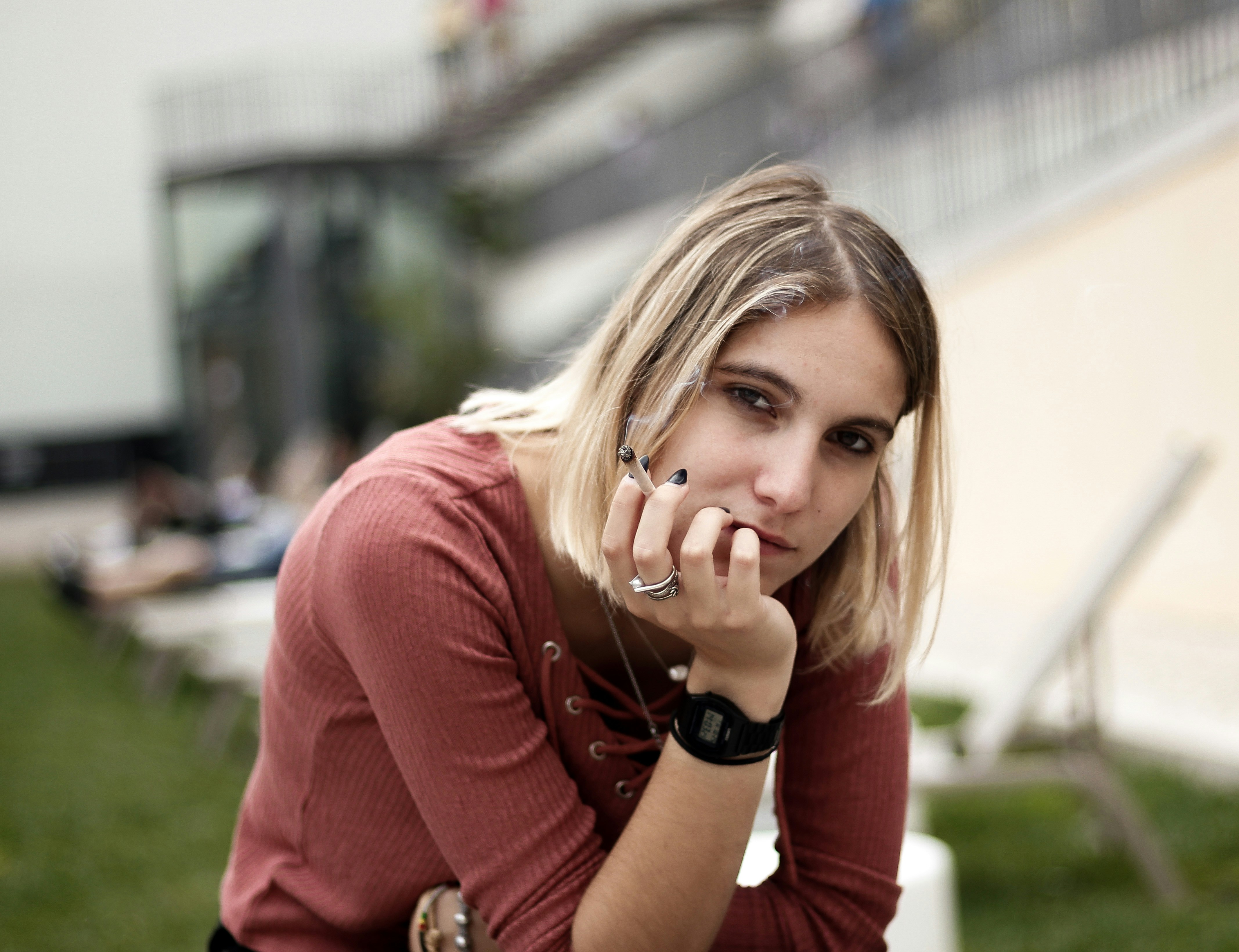 Eine Frau sitzt auf einer Bank und telefoniert mit einem Handy