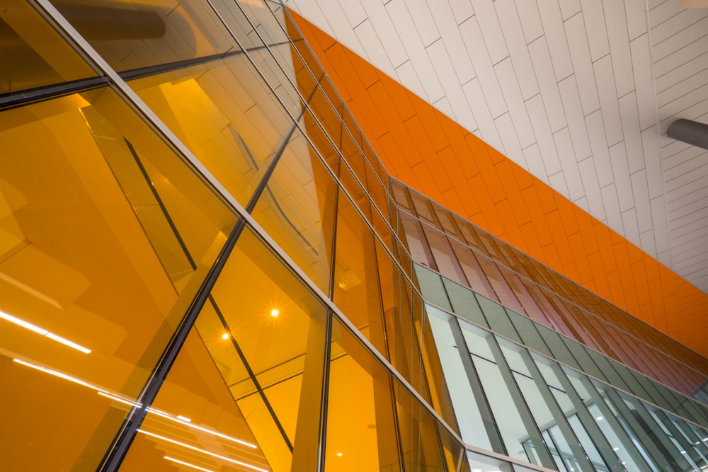 Un bâtiment orange et blanc avec des fenêtres en verre