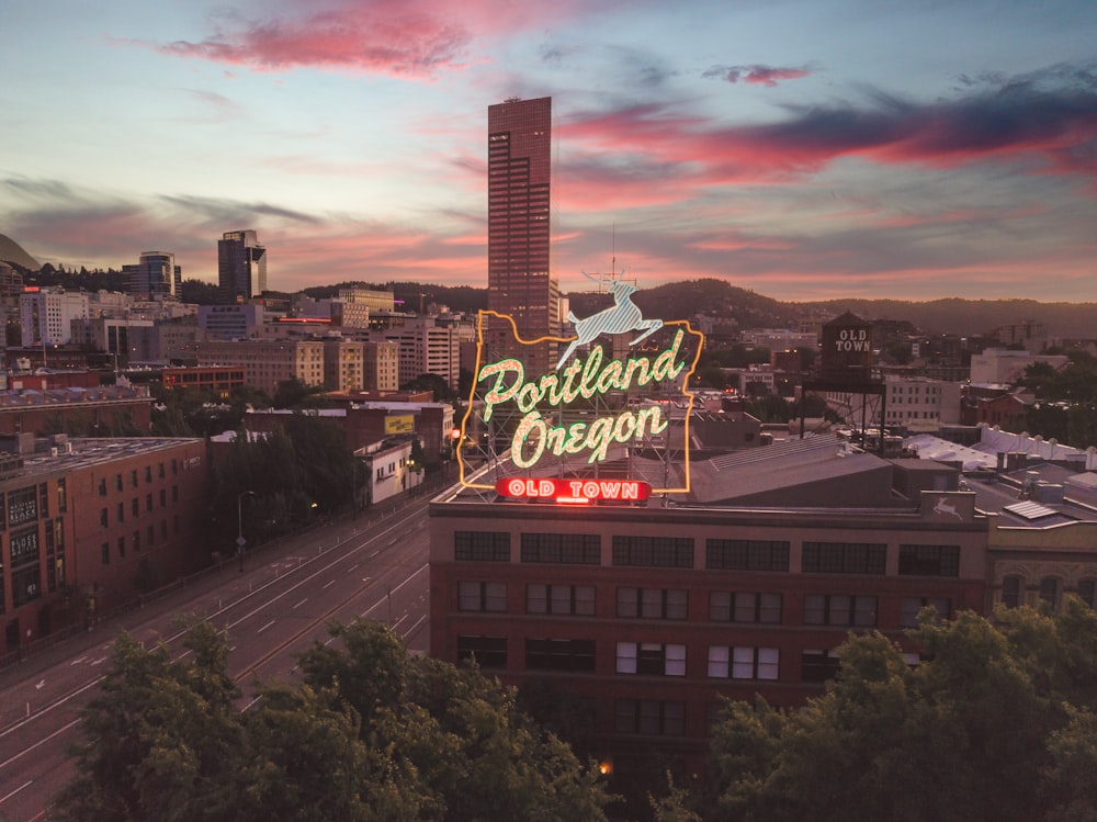 Una grande insegna al neon in cima a un edificio