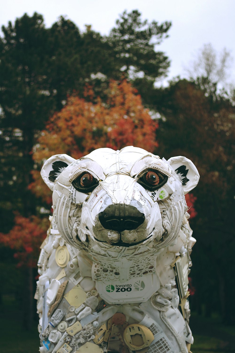 Una escultura de un oso polar hecha de papel