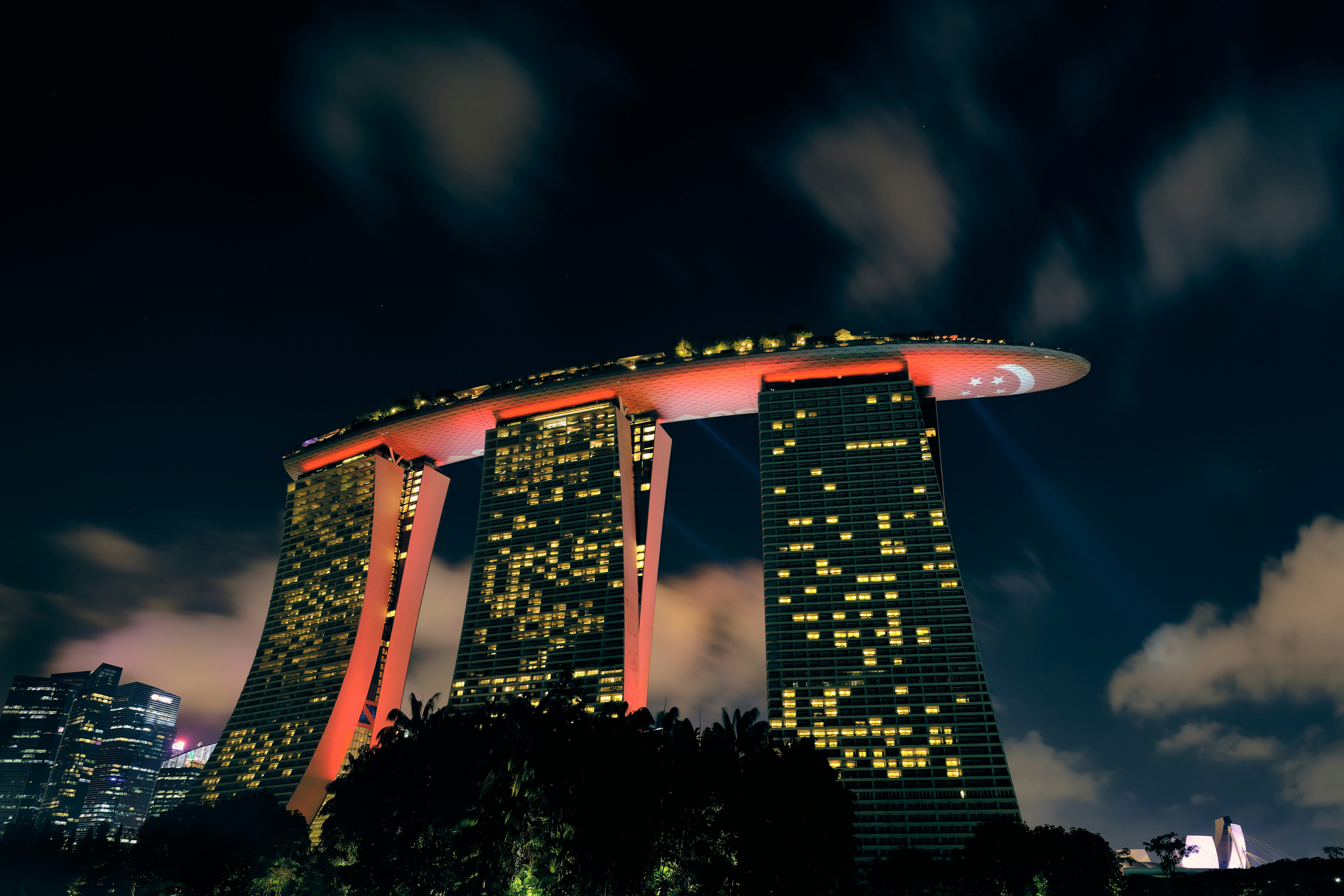 um edifício muito alto com muitas luzes sobre ele