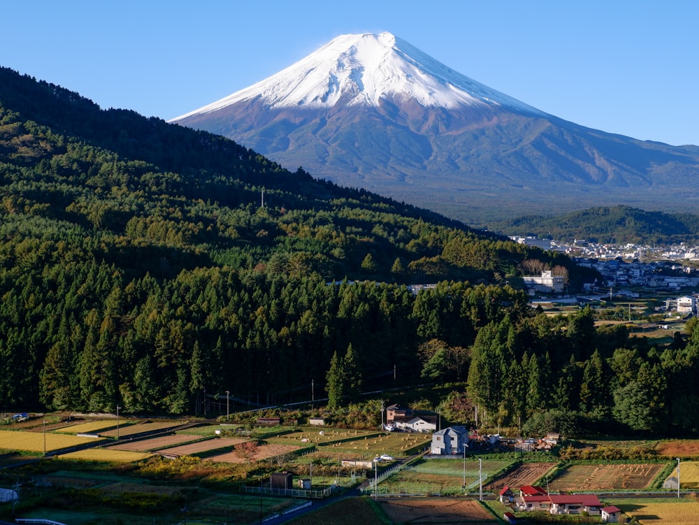 una vista di una montagna con una città sotto di essa