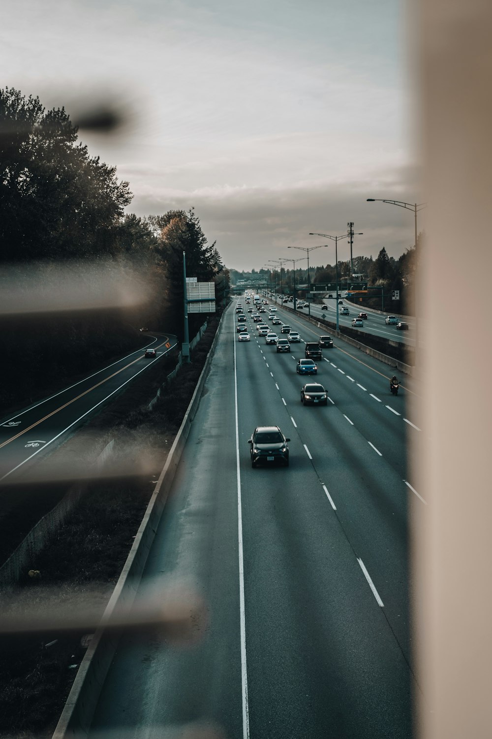 Blick auf eine Autobahn mit Autos, die darauf fahren