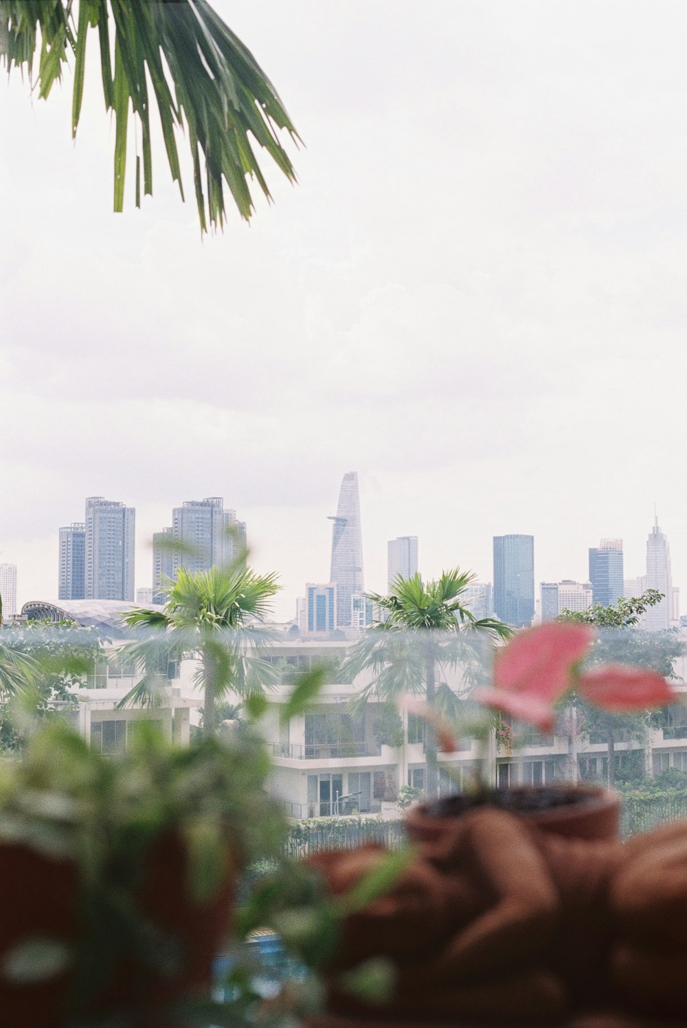 una vista di una città da una finestra