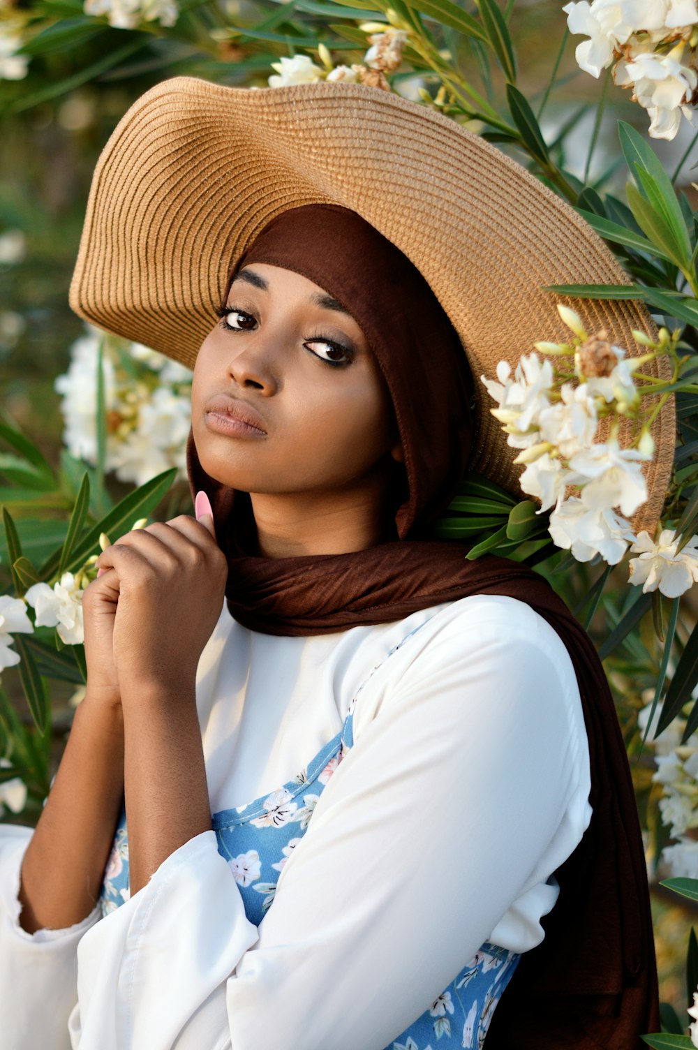 une femme portant un chapeau et un foulard