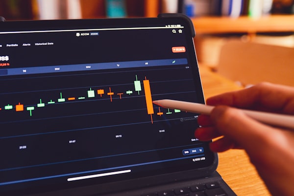 Dólar hoje (6/8): moeda cai a R$ 5,10 e Ibovespa recua 1%