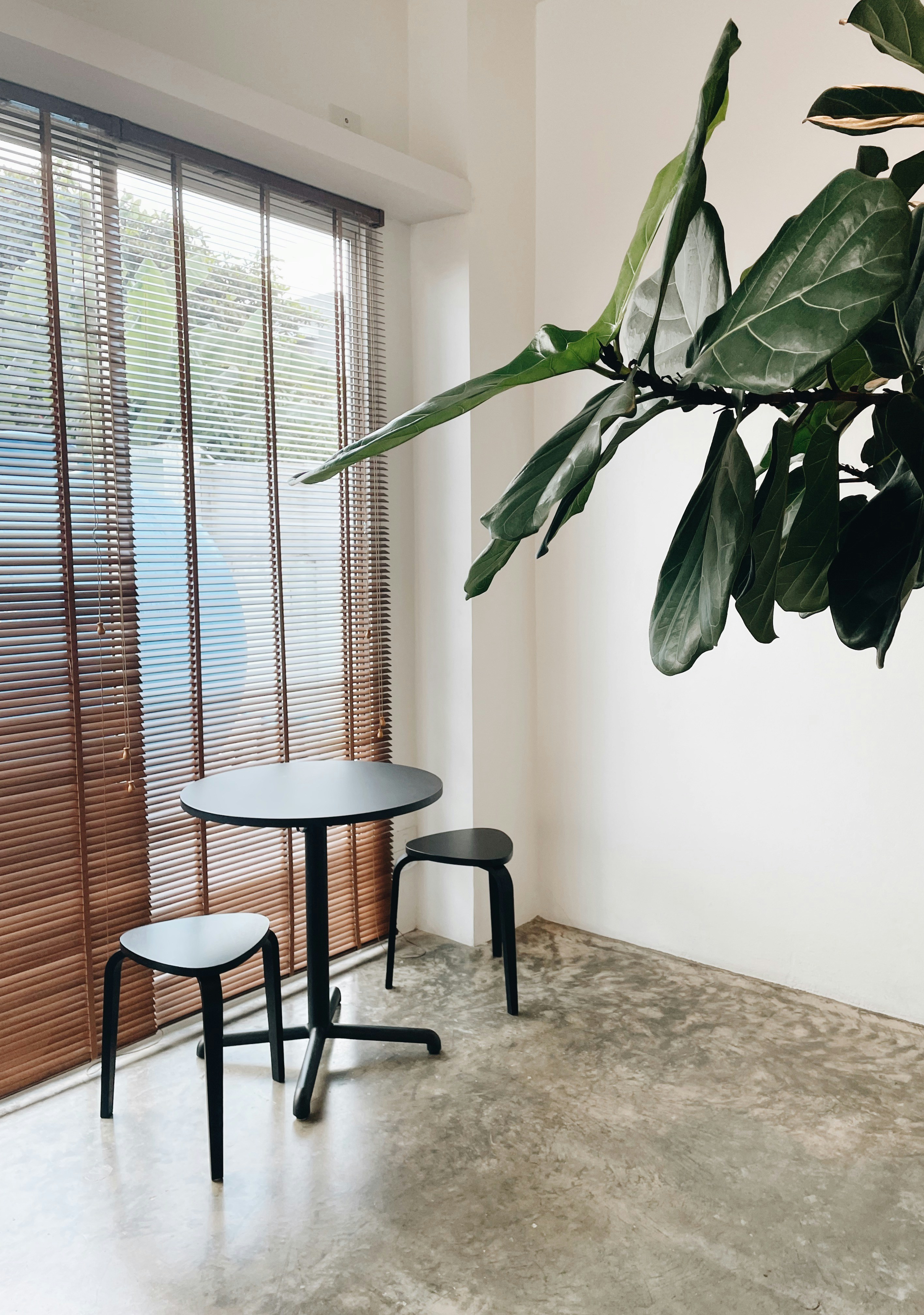 방에 테이블과 두 개의 의자