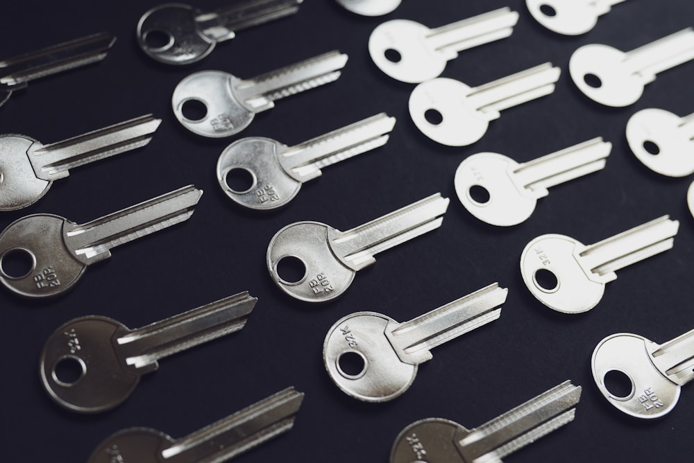 a bunch of keys sitting on top of a table